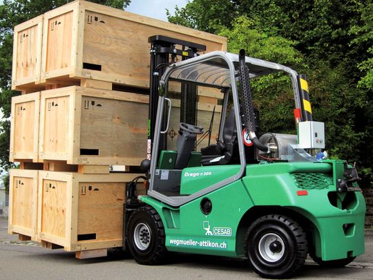 Wegmüller-Firmengrün: Der Cesab-Drago-3-Tonnen-Stapler verstärkt die Flotte des Verpackers auf acht grüne Stapler. Für saubere Luft sorgt der Partikelfilter von Hug Engineering. (Bild: Wegmüller) Wegmüller-Firmengrün: Der Cesab-Drago-3-Tonnen-Stapler verstärkt die Flotte des Verpackers auf acht grüne Stapler. Für saubere Luft sorgt der Partikelfilter von Hug Engineering. (Bild: Wegmüller)