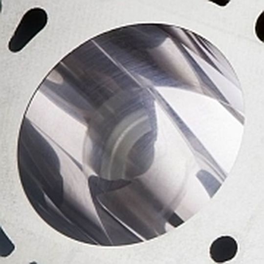Spiegelglatte Oberfläche: Nanoslide-Beschichtung im Mercedes-V6. Spiegelglatte Oberfläche: Nanoslide-Beschichtung im Mercedes-V6.