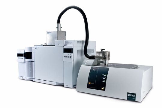 Abb 1: Thermowaage TG 209 F1 Iris mit beheizter Transferleitung zur JAS-Ventilbox auf dem Agilent GC-MS. (Bild: Netzsch) Abb 1: Thermowaage TG 209 F1 Iris mit beheizter Transferleitung zur JAS-Ventilbox auf dem Agilent GC-MS. (Bild: Netzsch)