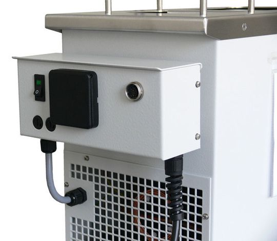 Umweltfreundliche Kältemittel und die Auslagerung der Elektronik auf die Geräterückseite erhöhen die Sicherheit. (Bild: Julabo)