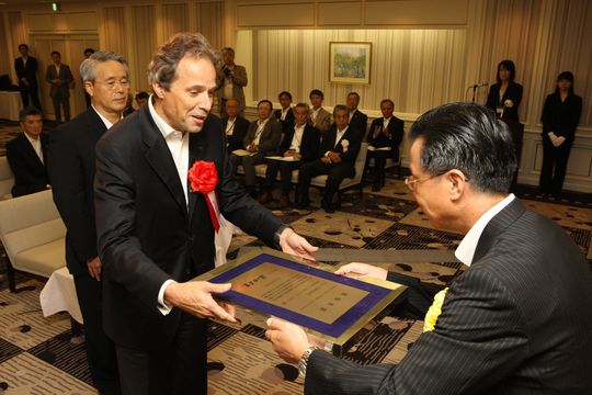 Hartmut Pannen, Geschäftsführer von Trumpf in Japan, nimmt den ersten Preis des japanischen Wirtschaftsministeriums entgegen. Bild: Trumpf Hartmut Pannen, Geschäftsführer von Trumpf in Japan, nimmt den ersten Preis des japanischen Wirtschaftsministeriums entgegen. Bild: Trumpf