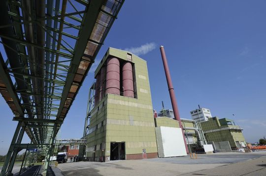 Lanxess produces at its Antwerp site glass fibers, an important ingredient of the high-tech plastic Durethan. - In the silo-farm of the glass fiber plant all raw materials are stored, before they are mixed in the correct badge which feeds the furnace. (Picture: Lanxess) Lanxess produces at its Antwerp site glass fibers, an important ingredient of the high-tech plastic Durethan. - In the silo-farm of the glass fiber plant all raw materials are stored, before they are mixed in the correct badge which feeds the furnace. (Picture: Lanxess)