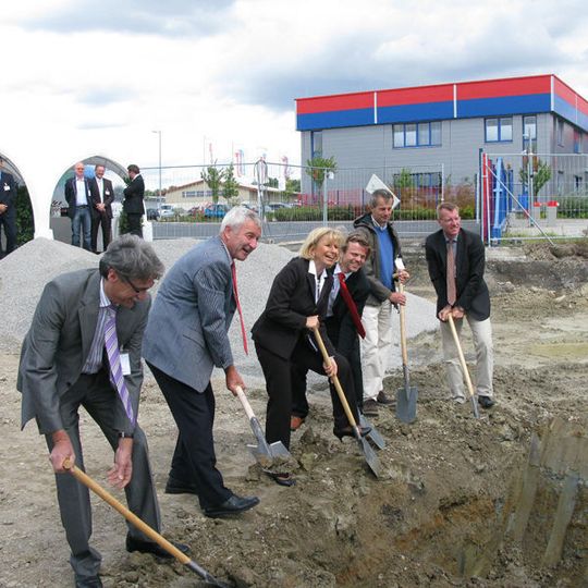 Spatenstich für das neue Schäflein-Logistikzentrum (v.l.): Albrecht Hofmann (BGM Röthlein), Paul Heuler (stellv. LR Landkreis Schweinfurt), Susanne Puello (GF Winora-Staiger), Achim Schäflein (Vorstandsvorsitzender Schäflein), Richard Kraus (Oberbauleiter Glöckle Hoch- und Tiefbau) sowie Bernd Supthut (GF Glöckle SF-Bau). Bild: Schäflein Spatenstich für das neue Schäflein-Logistikzentrum (v.l.): Albrecht Hofmann (BGM Röthlein), Paul Heuler (stellv. LR Landkreis Schweinfurt), Susanne Puello (GF Winora-Staiger), Achim Schäflein (Vorstandsvorsitzender Schäflein), Richard Kraus (Oberbauleiter Glöckle Hoch- und Tiefbau) sowie Bernd Supthut (GF Glöckle SF-Bau). Bild: Schäflein