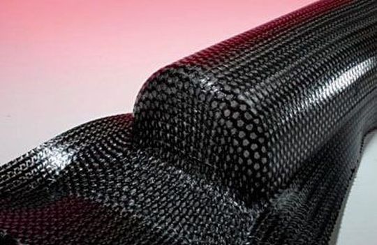 Das Gestrick hat die Fähigkeit, sich faltenfrei den Bauteilkonturen anzupassen. Möglich ist das aufgrund der Fadenreserve in den Maschen. (Bild: Buck)