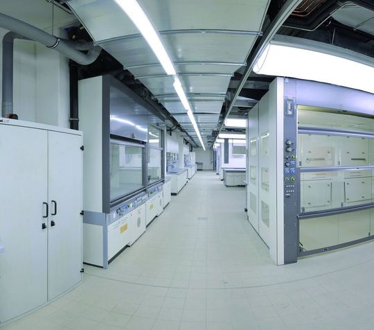 Abb. 1: Übersichtsbild einer der auf 1100 Quadratmeter neu gestalteten Laborfläche mit modularen und flexiblen Einrichtungen. (Ausschnitt) (Bild: Siemens) Abb. 1: Übersichtsbild einer der auf 1100 Quadratmeter neu gestalteten Laborfläche mit modularen und flexiblen Einrichtungen. (Ausschnitt) (Bild: Siemens)