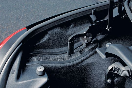 Der Funktionsdurchlass für die Verdeckmechanik ist beim Mercedes SLK Cabrio durch technische Bürsten geschützt. (Bild: Mink) Der Funktionsdurchlass für die Verdeckmechanik ist beim Mercedes SLK Cabrio durch technische Bürsten geschützt. (Bild: Mink)