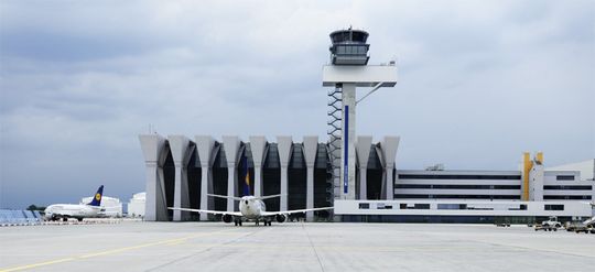 Der neue DFS-Tower ist rundum mit Rittal-Technik ausgestattet: IT-Systeme wie LAN-Knoten und Server, Brandmeldeanlagen, Zutrittskontrollsystem, Funk- und Video-Technik, Flugsicherungssysteme sind in den Gehäusen und Schaltschränken untergebracht- Der neue DFS-Tower ist rundum mit Rittal-Technik ausgestattet: IT-Systeme wie LAN-Knoten und Server, Brandmeldeanlagen, Zutrittskontrollsystem, Funk- und Video-Technik, Flugsicherungssysteme sind in den Gehäusen und Schaltschränken untergebracht-