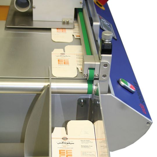 Die Beschriftungsanlage UDA-Formaxx mit integriertem CO<sub id="ForP_6C87D303-E619-F455-490393324BD15F19">2</sub>-Laser. Bild: KBA-Metronic Die Beschriftungsanlage UDA-Formaxx mit integriertem CO<sub id="ForP_6C87D303-E619-F455-490393324BD15F19">2</sub>-Laser. Bild: KBA-Metronic