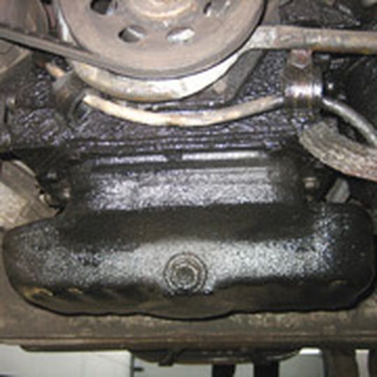 Ölverlust am Motor ist nach wie vor ein sehr häufiger Mangel bei der Hauptuntersuchung. Ölverlust am Motor ist nach wie vor ein sehr häufiger Mangel bei der Hauptuntersuchung.
