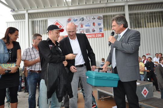 Tobias Zaers, Leiter Zentralbereich Technik und HSEQ der BIS Group und Erich Kastner, Vertriebs-und Marketingleiter der BIS Gerätetechnik während der Veranstaltung. (Bild: BIS Group)