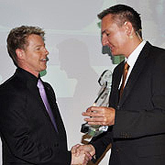 Geschäftsführer Jürgen Klein (li.) erhält den Service Award von »kfz-betrieb«-Chefredakteur Wolfgang Michel. Geschäftsführer Jürgen Klein (li.) erhält den Service Award von »kfz-betrieb«-Chefredakteur Wolfgang Michel.