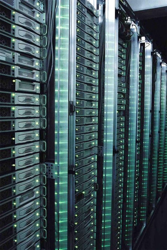 Häufiger als man denkt: Der System Average Interruption Duration Index kann international anerkannt eine Aussage über die Qualität des Stromnetzes getroffen werden; demnach gab es 2009 in 842 deutschen Netzen rund 163.900 Unterbrechungen im Niederspannungs- und 35.100 im Mittelspannungsbereich. Damit das Rechenzentrum nicht ausfällt, gibt es USV-Anlagen. Bild: 1&1 Häufiger als man denkt: Der System Average Interruption Duration Index kann international anerkannt eine Aussage über die Qualität des Stromnetzes getroffen werden; demnach gab es 2009 in 842 deutschen Netzen rund 163.900 Unterbrechungen im Niederspannungs- und 35.100 im Mittelspannungsbereich. Damit das Rechenzentrum nicht ausfällt, gibt es USV-Anlagen. Bild: 1&1