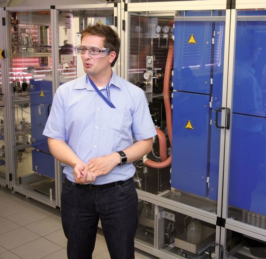 Abb. 1: Speziell angefertigte, parallele Reaktorsysteme für das Hochdurchsatz-Katalysatortesten. Im Bild Dr. Michael Paul, Business Development Manager & Head of Marketing, hte company (Bild: hte company) Abb. 1: Speziell angefertigte, parallele Reaktorsysteme für das Hochdurchsatz-Katalysatortesten. Im Bild Dr. Michael Paul, Business Development Manager & Head of Marketing, hte company (Bild: hte company)