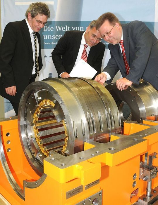 Jürgen Kober, Leiter Dampfturbine F & E bei Siemens, erläutert Peter Schmitt und Rektor Friedrich Albrecht ein Segment der Forschungsanlage. (Bild: M. Weber)