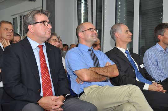 v.l.n.r.: Regierungsrat Urs Wüthrich-Pelloli; Alexander Stuck, CSEM Vice-President Thin Film Optics; Mario El-Khoury, CSEM CEO (Bilder: CSEM) v.l.n.r.: Regierungsrat Urs Wüthrich-Pelloli; Alexander Stuck, CSEM Vice-President Thin Film Optics; Mario El-Khoury, CSEM CEO (Bilder: CSEM)