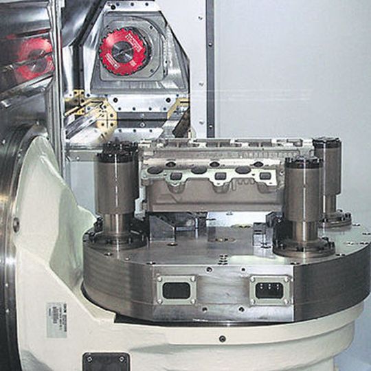 Werkstückspannung ganz ohne Hydraulik durch Synchronmotoren und Hakenschwenkspanner. Bild: Grob-Werke Werkstückspannung ganz ohne Hydraulik durch Synchronmotoren und Hakenschwenkspanner. Bild: Grob-Werke