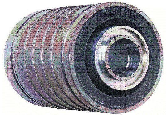 Ein primär geregelter Synchronmotor (kleines Bild), auch Reluktanzmotor genannt, wird nun auch als Hauptantrieb für die Werkzeugmaschinen Multus B200II (im Bild) und B300II verwendet. Bilder: Okuma Ein primär geregelter Synchronmotor (kleines Bild), auch Reluktanzmotor genannt, wird nun auch als Hauptantrieb für die Werkzeugmaschinen Multus B200II (im Bild) und B300II verwendet. Bilder: Okuma