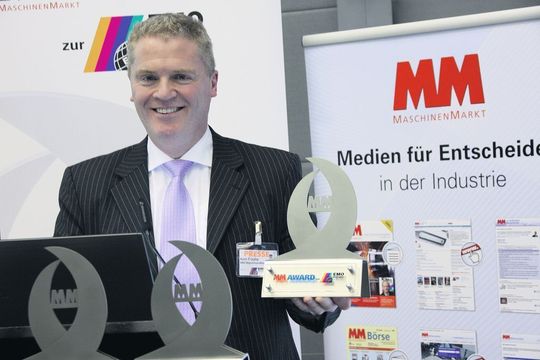 Elf Awards in zehn Kategorien: Am gestrigen Abend zeichnete MM-Chefredakteur Ken Fouhy Unternehmen aus, deren Produktneuheiten zur EMO einerseits durch einen besonders hohen Innovationsgrad und anderseits durch ihre Wirtschaftlichkeit gekennzeichnet sind. Bild: Schnell Elf Awards in zehn Kategorien: Am gestrigen Abend zeichnete MM-Chefredakteur Ken Fouhy Unternehmen aus, deren Produktneuheiten zur EMO einerseits durch einen besonders hohen Innovationsgrad und anderseits durch ihre Wirtschaftlichkeit gekennzeichnet sind. Bild: Schnell