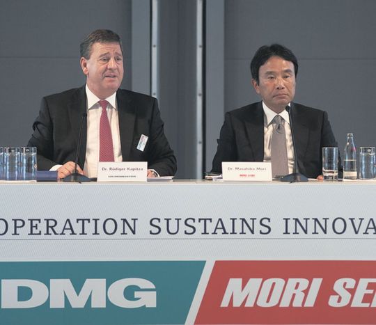 Dr. Rüdiger Kapitza, Gildemeister-Vorstandsvorsitzender (links), und Dr. Masahiko Mori, President der Mori Seiki Co. Ltd., informierten auf einer Pressekonferenz über den weiteren Ausbau der Kooperation der beiden Unternehmen. Bild: DMG Mori Seiki Dr. Rüdiger Kapitza, Gildemeister-Vorstandsvorsitzender (links), und Dr. Masahiko Mori, President der Mori Seiki Co. Ltd., informierten auf einer Pressekonferenz über den weiteren Ausbau der Kooperation der beiden Unternehmen. Bild: DMG Mori Seiki