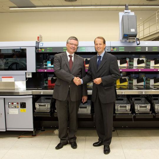 Dr. Stefan Keh, CEO der Geschäftseinheit Infrastructure & Logistics bei Siemens Mobility (links) und Heiner Kudrus, Geschäftsführer der Böwe Systec GmbH, besiegeln den Kooperationsvertrag. Bild: Siemens Dr. Stefan Keh, CEO der Geschäftseinheit Infrastructure & Logistics bei Siemens Mobility (links) und Heiner Kudrus, Geschäftsführer der Böwe Systec GmbH, besiegeln den Kooperationsvertrag. Bild: Siemens