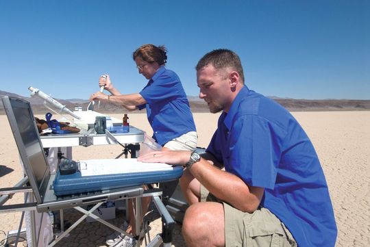 Abb. 1: Die Wissenschaftler haben den Einfluss extremer äußerer Bedingungen auf das Pipettieren untersucht. (Bild: Artel) Abb. 1: Die Wissenschaftler haben den Einfluss extremer äußerer Bedingungen auf das Pipettieren untersucht. (Bild: Artel)