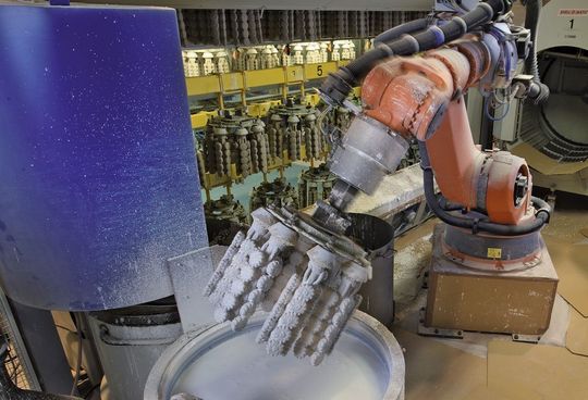 Die Modelltraube mit Wachsmodellen wird vom Roboter in den sogenannten Schlicker getaucht. (Bild: Kuka)