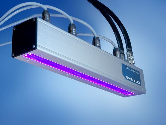 Die Lampensysteme Delolux 804 und Delolux 806 ermöglichen ein schnelles und homogenes Aushärten der photoinitiierten Klebstoffe Delo-Katiobond, Delo-Photobond und Delo-Dualbond. (Bild: Delo)