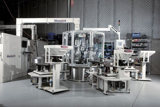 Die automatische Anlage mit dem Rundschalttisch als Herzstück montiert und prüft Kunststoffteile für Bewässerungsanlagen. (Bild: Weiss)