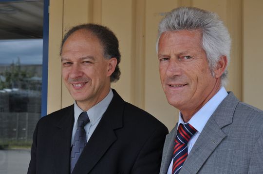 Zephanja Abbühl (links) hat die Nachfolge von Arthur Jungo (rechts) als CEO in der Jungo Maschinenhandels AG angetreten. (Bild: Jungo Maschinenhandels AG) Zephanja Abbühl (links) hat die Nachfolge von Arthur Jungo (rechts) als CEO in der Jungo Maschinenhandels AG angetreten. (Bild: Jungo Maschinenhandels AG)