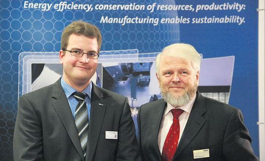 VDW-Fachmann Detlef Hagemann (rechts) und WZL-Gruppenleiter Christian Heyers stellen zusammen mit Ausstellern auf der Sonderschau „Blue Competence“ Möglichkeiten zur Energieeinsparung in Werkzeugmaschinen vor. Bild: Kraus VDW-Fachmann Detlef Hagemann (rechts) und WZL-Gruppenleiter Christian Heyers stellen zusammen mit Ausstellern auf der Sonderschau „Blue Competence“ Möglichkeiten zur Energieeinsparung in Werkzeugmaschinen vor. Bild: Kraus