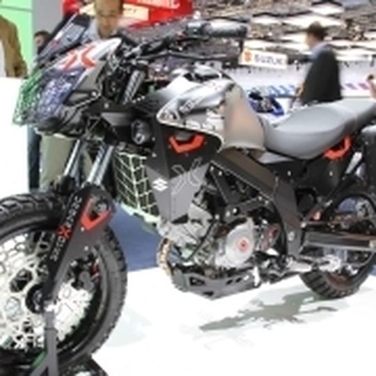 Die V-Strom 650 ABS mutierte zu einem auffälligem Showbike. Die V-Strom 650 ABS mutierte zu einem auffälligem Showbike.