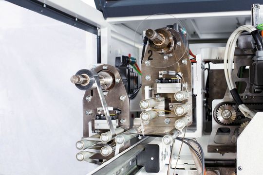 Beim Heissprägen überträgt ein beheizter Metall- oder Silikonstempel das entsprechende Sujet von der Folie auf das zu bedruckende Teil. (Bild: zVg) Beim Heissprägen überträgt ein beheizter Metall- oder Silikonstempel das entsprechende Sujet von der Folie auf das zu bedruckende Teil. (Bild: zVg)