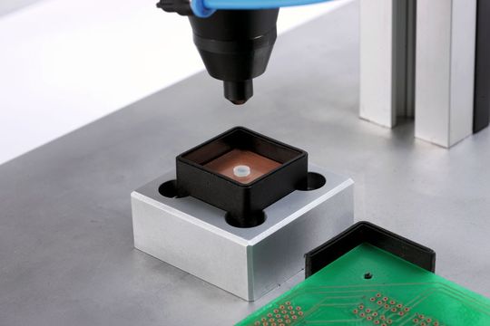 Das laserbasierte Heissverstemmen stellt eine neue Art der Befestigung von Metallteilen auf Kunststoff dar. (Bild: LPKF) Das laserbasierte Heissverstemmen stellt eine neue Art der Befestigung von Metallteilen auf Kunststoff dar. (Bild: LPKF)