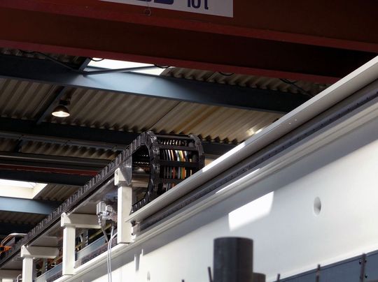 Viel Einsparpotenzial, auch in der Blechbearbeitung: Eine energieeffiziente Rollenkette P4 versorgt hier einen hochdynamischen Feeder von Schuler Automation, der Pressenlinien bedient. (Bild: Igus) Viel Einsparpotenzial, auch in der Blechbearbeitung: Eine energieeffiziente Rollenkette P4 versorgt hier einen hochdynamischen Feeder von Schuler Automation, der Pressenlinien bedient. (Bild: Igus)