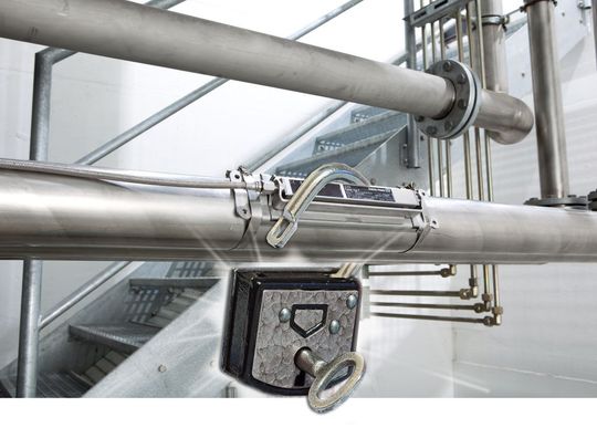 Dank prozessgerechtem Design sind die Clamp-On-Sensoren für die Pharmaindustrie prädestiniert. (Endress+Hauser, Forolia, [M]-Frank)