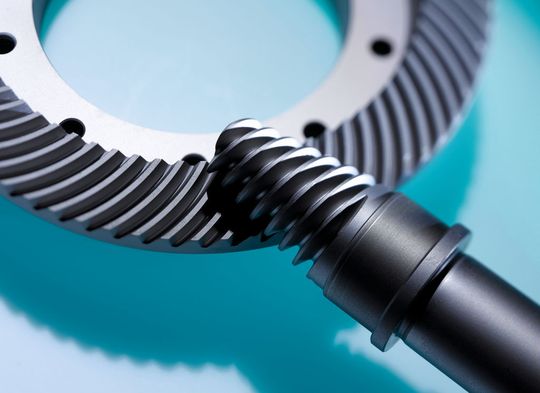 Für höchste Positionier- und höchste Wiederholgenauigkeit auch bei extremer Dynamik entwickelte Wittenstein Bastian den Hypoid-Kegelradsatz HRH. (Bild: Wittenstein)