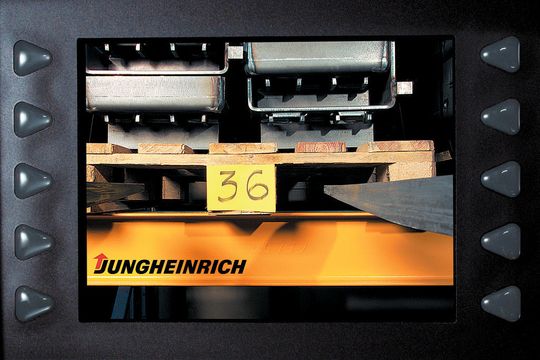 Bild 1: Sensoren stellen dem Bediener eine Aufnahme des Gabelzinkenbereichs bereit. (Bild: Jungheinrich) Bild 1: Sensoren stellen dem Bediener eine Aufnahme des Gabelzinkenbereichs bereit. (Bild: Jungheinrich)