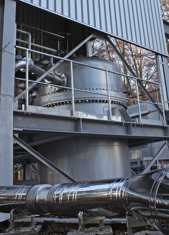 Der adiabate Druckspeicher ist eine Weiterentwicklung des herkömmlichen Druckluftspeichers. Grundidee ist, die Verdichtungswärme bei der Beladung nicht verloren zu geben, sondern zwischenzuspeichern. (Bild: DLR) Der adiabate Druckspeicher ist eine Weiterentwicklung des herkömmlichen Druckluftspeichers. Grundidee ist, die Verdichtungswärme bei der Beladung nicht verloren zu geben, sondern zwischenzuspeichern. (Bild: DLR)
