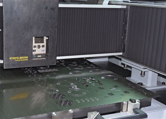 Mit der neuen Stiefelmayer-Laserschneidmaschine „effective-s“ ist dynamisches Schneiden auf einem Arbeitsraum von 1250 x 1250 mm möglich. (Bild: Michel) Mit der neuen Stiefelmayer-Laserschneidmaschine „effective-s“ ist dynamisches Schneiden auf einem Arbeitsraum von 1250 x 1250 mm möglich. (Bild: Michel)