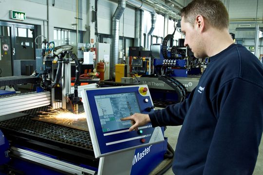Als erstes deutsches Unternehmen wurde die Messer Cutting Systems GmbH vom Deutschen Schneidverband zertifiziert. Bild: Messer Als erstes deutsches Unternehmen wurde die Messer Cutting Systems GmbH vom Deutschen Schneidverband zertifiziert. Bild: Messer