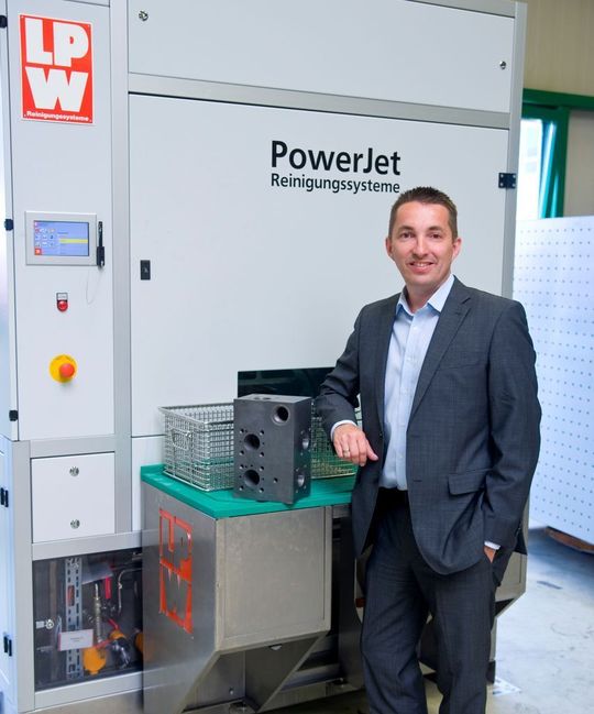 Jörn Struckmann, Geschäftsführer der ATL Anlagentechnik Luhden, mit der LPW-Anlage Powerjet 530 T3 TEM als Herzstück des neuen Versuchszentrums. Bild: LPW Jörn Struckmann, Geschäftsführer der ATL Anlagentechnik Luhden, mit der LPW-Anlage Powerjet 530 T3 TEM als Herzstück des neuen Versuchszentrums. Bild: LPW