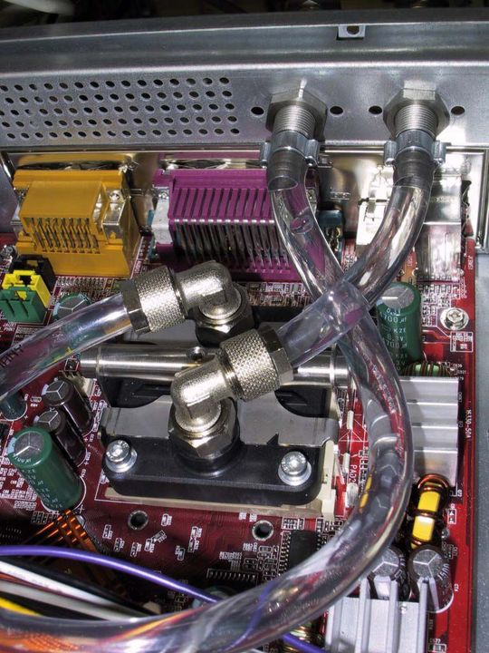 Mit Kühlflüssigkeit durchströmter Kühlkörper direkt auf dem Chip (Bild: Rittal) Mit Kühlflüssigkeit durchströmter Kühlkörper direkt auf dem Chip (Bild: Rittal)