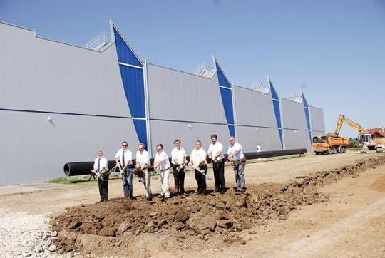 Die Fertigstellung der Halle und des Verwaltungsgebäudes ist bis Mai 2012 geplant. Mittelfristig will man am Standort 60 qualifizierte Arbeitsplätze schaffen. (Bild:CGB Großbauteile)