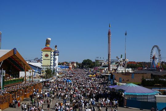 Das größte Volksfest der Welt: Die Münchner Wiesn zieht jedes Jahr Gäste aus aller Welt an