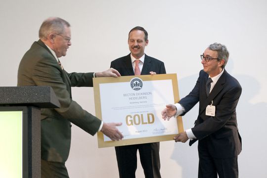 Bauunternehmer Scheidel (links) übergibt das LEED-Gold-Zertifikat an BD. Bildmitte: Matthias Borst, BD Vice President Central Europe; rechts: Alexandre Conroy, BD President Western Europe. (Bild: BD) Bauunternehmer Scheidel (links) übergibt das LEED-Gold-Zertifikat an BD. Bildmitte: Matthias Borst, BD Vice President Central Europe; rechts: Alexandre Conroy, BD President Western Europe. (Bild: BD)