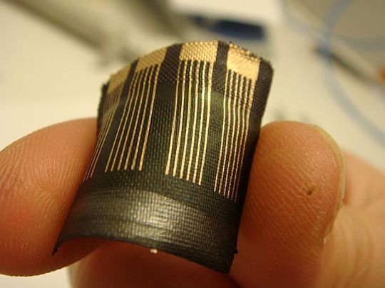 Prototyp einer biegsamen Solarzelle von der Textilforschung in Krefeld (Foto: DNTW)