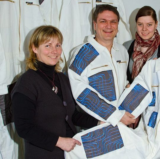 Leuchtoveralls als Bühnenbekleidung für eine Drummer-Formation aus Berlin (Foto: STFi)