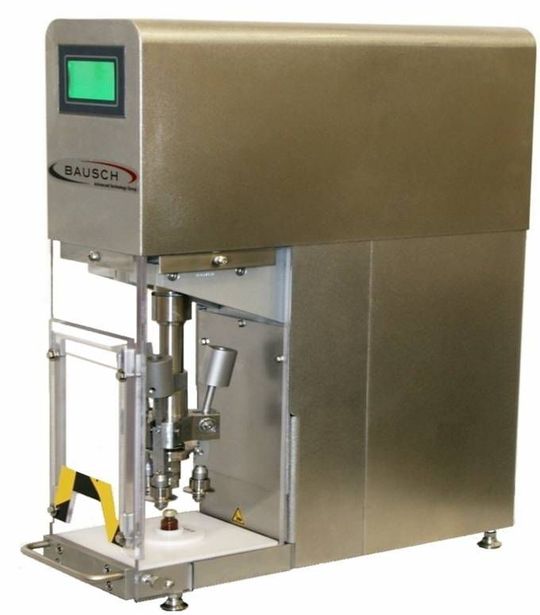 Die Verschließmaschine Typ 511 eignet sich zum Verschließen von Vials und Flaschen mit Schraub-, Bördel- und Flip-Off-Kappen. (Bild: Base Europe)