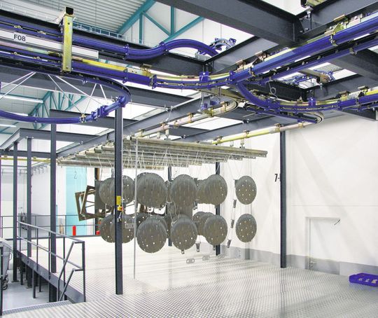 Helm-Fördertechnik bei der Arbeit in einer Oberflächenbeschichtungsanlage. Bild: Helm Helm-Fördertechnik bei der Arbeit in einer Oberflächenbeschichtungsanlage. Bild: Helm