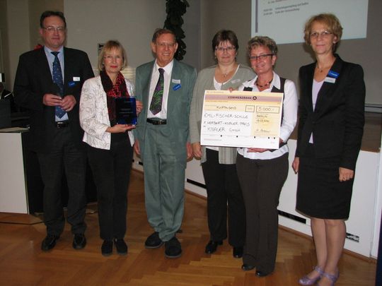 Die Preisübergabe: Dr. Birger Holz, Knauer; Angela Rolla-Eilers, stellv. Schulleiterin Emil-Fischer-Schule; Dr. Herbert Knauer, Knauer; Helke Wegener, Emil-Fischer-Schule; Martina Nünnicke, Emil-Fischer-Schule; Corinna Pfeiffer, Knauer (v.l.n.r). (Bild: Knauer) Die Preisübergabe: Dr. Birger Holz, Knauer; Angela Rolla-Eilers, stellv. Schulleiterin Emil-Fischer-Schule; Dr. Herbert Knauer, Knauer; Helke Wegener, Emil-Fischer-Schule; Martina Nünnicke, Emil-Fischer-Schule; Corinna Pfeiffer, Knauer (v.l.n.r). (Bild: Knauer)